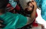 Une enfant blessée est assise par terre dans une salle de l'hôpital d'Al-Aqsa à Deir el-Balah, dans le centre de la bande de Gaza, à la suite d'un bombardement sur al-Boureij, le 4 juin 2024