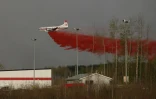 Un avion largue, le 6 mai 2016 un produit pour juguler la propagation des flammes dans la région de Fort McMurray où des incendies font rage depuis plusieurs jours