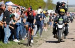 Le Néerlandais Dylan Van Baarle, lors de la 119e édition de Paris-Roubaix, le 17 avril 2022