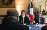 La Première ministre Elisabeth Borne (D) et le ministre de l'Intérieur Gérald Darmanin (G) lors d'une réunion à Paris le 11 avril 2023