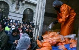 Un employé vend des poulets à des personnes faisant la queue au milieu des pénuries alimentaires provoquées par les barrages routiers, à La Paz, le 3 juin 2026