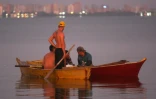 Des hommes pêchent dans le lac de Maracaibo, au Venezuela, le 30 juillet 2021