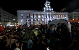 Des manifestants occupent la Puerta del Sol à Madrid pour protester contre les expulsions de logements, le 26 septembre 2026