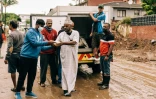 Distribution de nourriture dans un quartier de Durban frappé par les inondations, le 16 avril 2022