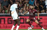 L'attaquant géorgien de Metz, Georges Mikautadze (d), face au Marseillais Ismael Sarr, le 18 août 2023 à Metz