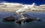 Le volcan Whakarri ou White Island en Nouvelle-Zélande le 29 novembre 1999