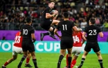 L'arrière des All Blacks Beauden Barrett (c) s'empare du ballon face Canadiens au Mondial, le 2 octobre 2019 à Oita