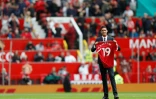 Le défenseur français Raphaêl Varane, nouvelle recrue de Manchester United, est présenté aux supporters avant le début du match contre Leeds comptant pour la 1ère journée de la Premier League, le 14 août 2021 à Old Trafford