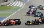 La Ferrari du Monégasque Charles Leclerc prend le meilleur départ devant Max Verstappen (Red Bull) sur le circuit bahreïni de Sakhir, le 20 mars 2022