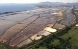 Vue aérienne prise le 26 mai 2000 des Vieux Salins d'Hyères dont l'activité économique a cessé en 1995
