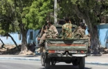 Des militaires somaliens patrouillent près d'un hôtel attaqué par des islamistes radicaux Shebab, à Mogadiscio le 15 mars 2024