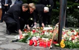 Le maire de Berlin  Michael Mueller, la chancelière Angela Merkel, et les ministres Thomas de Maiziere et  Frank-Walter Steinmeier rendent hommage aux victimes de l'attentat le 20 décembre 2016 devant le marché de Noël de Berlin