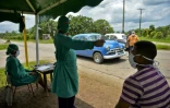 Une employée de la Santé contrôle la température d'un Cubain à San José de las Lajas, le 18 juin 2020, à l'est de La Havane