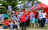 Des membres de l'UAW grévistes à Center Line, le 22 septembre 2023 dans le Michigan
