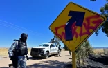 Des membres de la Garde nationale sécurise l'entrée du village de Palmas Altas, après sa prise par des membres d'organisations criminelles, dans l'Etatd du Zacatecas, le 14 mars 2022