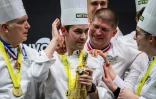 Le chef français Paul Marcon (c) remporte le Bocuse d'Or 2025 à Chassieu, près de Lyon, le 27 janvier 2025