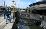 PrélÚvement d'un échantillon d'eau de la Seine à Paris par la compagnie Fluidion, le 4 août 2023