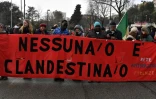 Une affiche "Personne n'est clandestin" lors d'une marche contre le racisme à Macerata, dans le centre de l'Italie, le 10 février 2018
