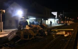 Des agents SNCF et la police près de voitures calcinées sur les voies ferrées devant la gare de Moirans, le 20 octobre 2015