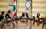 Photo transmise par l'agence Dalati d'un conseil de ministres présidé par le président libanais Michel Aoun (au centre), le 7 mars 2020