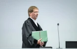 Le juge Dirk Sternberg dans la salle d'audience provisoire de Magdebourg pour le procès de l'accusé saoudien Taleb Jawad al-Abdulmohsen pour l'attentat meurtrier au marché de Noël en décembre 2024, le 26 juin 2026 dans l'est de l'Allemagne