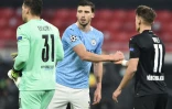 Poignée de mains entre le défenseur de Manchester City Ruben Dias et le milieu de Gladbach Hannes Wolf à l'issue du match de C1 disputé à Bucarest, le 24 février 2021