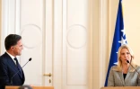 La présidente de la présidence tripartite de la Bosnie-Herzégovine, Zeljka Cvijanovic (d), et le secrétaire général de l'Otan, Mark Rutte, lors d'une conférence de presse à Sarajevo, le 10 mars 2025