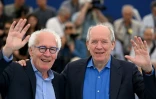 Les réalisateurs belges Jean-Pierre Dardenne (g) et Luc Dardenne lors de la présentation de leur film "Tori And Lokita" au Festival de Cannes, le 25 mai 2022