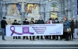 Des membres du collectif Les 4 R réclament justice devant la basilique Notre-Dame-du-Rosaire à Lourdes, le 6 novembre 2021
