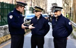 Le préfet de police de Paris Didier Lallement (au centre) s’entretient avec des policiers et supervise le contrôle des véhicules à leur arrivée à la Porte d’Orléans dans le sud de Paris le 11 février 2022