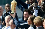 Hugo Lloris soulève la Coupe à son arrivée à Roissy, le 16 juillet 2018