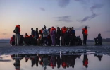 Des migrants attendent un bateau de passeurs pour traverser la Manche au large de la plage de Gravelines, dans le Nord, le 27 septembre 2025