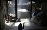 Des déplacés palestiniens sont installés dans une tente à l'intérieur du campus fortement endommagé de l'Université islamique à Gaza-ville, le 16 avril 2025