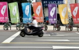 Des drapeaux pro-indépendance de Taïwan, le 6 août 2022 dans une rue de Taipei