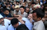 Les forces de sécurité détiennent le chef de l’opposition indienne, Rahul Gandhi (au centre), lors d’un sit-in pour réclamer la démission du Premier ministre Narendra Modi devant la résidence de ce dernier à New Delhi, le 21 juillet 2026