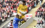 Matheus Magalhaes, gardien de but brésilien du Sporting Braga, s'empare du ballon devant le milieu des Glasgow Rangers Steven Davis en Ligue Europa le 26 février 2020 à Braga