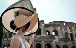Une touriste se protège du soleil, à Rome, le 24 juillet 2023, en pleine canicule
