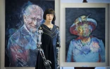 Le robot artiste gynoïde Ai-Da devant les portraits du roi Charles III et de la reine Elizabeth II d'Angleterre qu'il a peints, exposés en marge du Sommet mondial AI for Good organisé par l'Union internationale des télécommunications (UIT) à Genève, le 9 juillet 2025