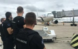 Image extraite d'une vidéo AFP montrant des gendarmes français sur le tarmac de l'aéroport de Roissy, près de Paris, devant l'Airbus A310 de l'armée française transportant les 45 premiers exfiltrés arrivés de Kaboul, le 17 août 2021