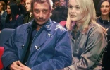 Johnny Hallyday (G) le 27 janvier 1999 à Gerardmer, en compagnie de sa femme Laeticia