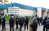 Policiers devant un graffiti "Nique la police" au pied de l'antenne du commissariat située au c?ur de la cité des 3.000 à Aulnay-sous-Bois, le 6 février 2017