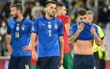 Le milieu de terrain italien Marco Verratti (d) et ses coéquipiers, après leur match nul (1-1) contre la Bulgarie, lors de leur match de qualification pour le Mondial-2022 au Qatar, le 2 septembre 2021 à Florence