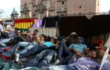Des fidèles campent près de la cathédrale le 15 février 2016 à à Morelia, dans l'Etat de Michoacan  