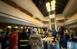 Des secouristes dans le hall d'entrée de l'hôtel Ramada touché par une frappe israélienne, le 8 mars 2026 à Beyrouth 
