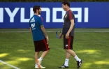 Le séléctionneur de l'équipe d'Espagne Fernando Hierro (d) parle avec son milieu de terrain Isco lors d'un entraînement, le 28 juin 2018 à Krasnodar 