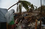 Un homme se tient devant sa maison détruite par l'ouragan Matthew à Les Cayes, le 14 octobre 2016