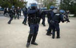 Des CRS affrontent les manifestants qui défilent contre la loi Travail, le 20 avril 2016 à Nantes