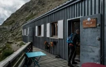 Un randonneur entre dans le refuge de la Selle, dans le massif des Ecrins, à Saint-Christophe-en-Oisans, le 8 juillet 2025 en Isère