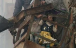 Une famille est évacuée à l'aide d'une grue d'un immeuble détruit par des bombardements aériens, dans un quartier rebelle d'Alep, le 23 avril 2016