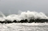 Fortes vagues sur la côte de Linbian alors que le typhon Doksuri passe au sud de Taïwan, le 26 juillet 2023
